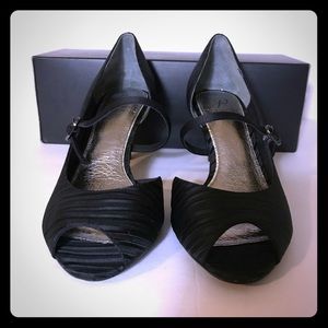NBW Adrianna Papell black satin shoes sz 8 NBW
